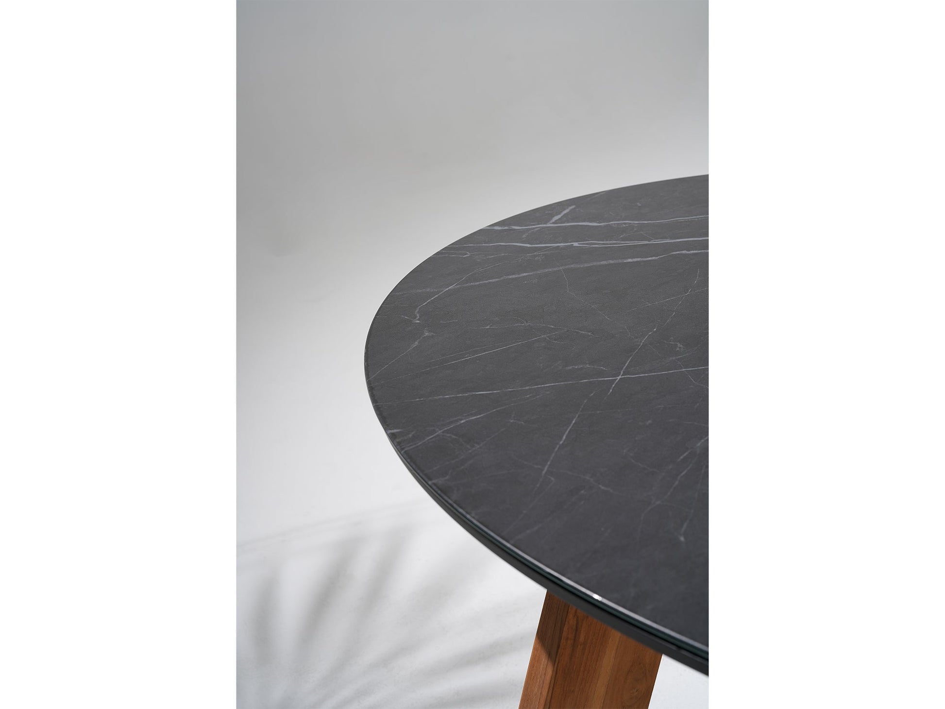 round outdoor dining table Sintered stone tabletop detail