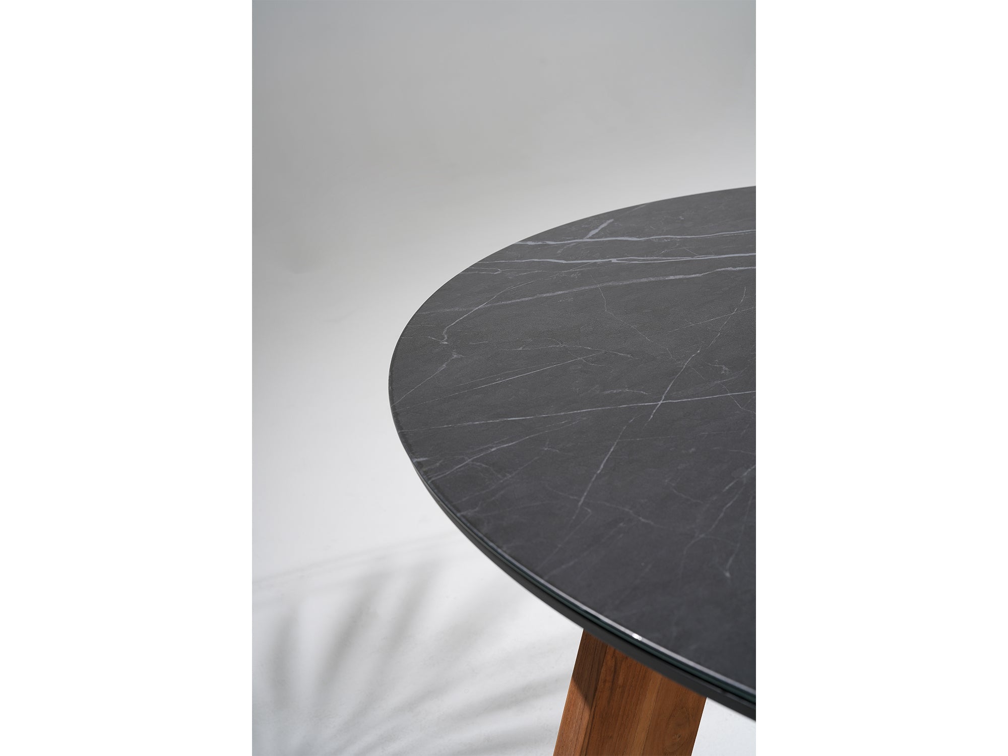 round outdoor dining table Sintered stone tabletop detail