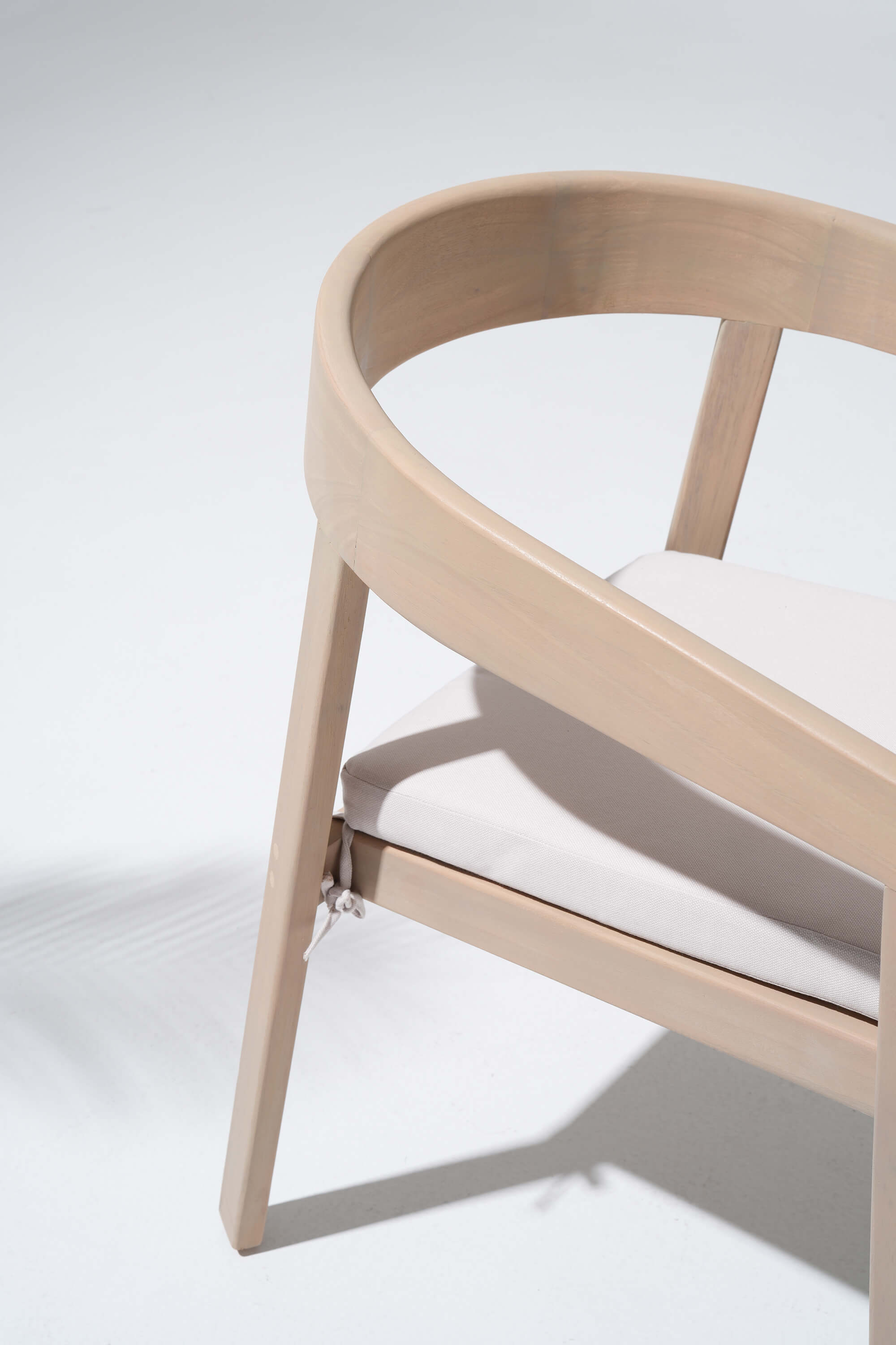 Drift Eucalyptus Wood Outdoor Dining Chairs With Curved Backrest, White Cushions, Set of 2/4/6